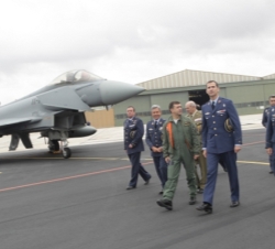 Don Felipe durante su recorrido por la línea de vuelo