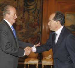 Don Juan Carlos recibe el saludo del presidente de Everis, Fernando Francés