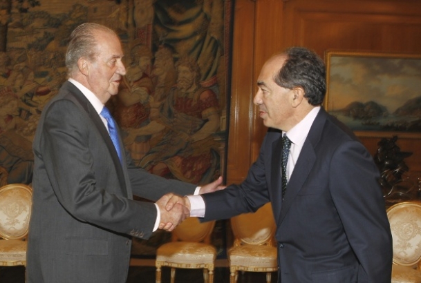 Don Juan Carlos recibe el saludo del presidente de Everis, Fernando Francés