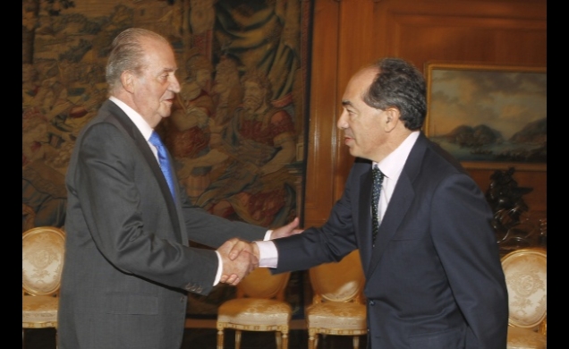 Don Juan Carlos recibe el saludo del presidente de Everis, Fernando Francés