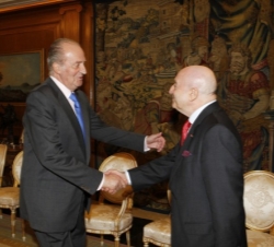 Su Majestad el Rey recibe el saludo de Abel Matutes