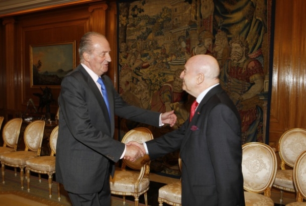 Su Majestad el Rey recibe el saludo de Abel Matutes