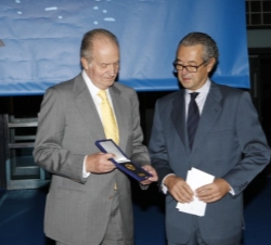 El presidente del Club Náutico hace entrega a Su Majestad el Rey de la Medalla conmemorativa del 50 Aniversario del Salón Náutico