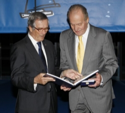 El alcalde de Barcelona, Xavier Trias, hace entrega a Don Juan Carlos del libro editado con motivo de esta conmemoración