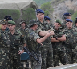 El Príncipe de Asturias recibe explicaciones durante el ejercicio