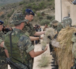 Su Alteza Real observa los trajes de camuflaje utilizados durante el ejercicio