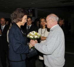 A su llegada al centro, Doña Sofía  recibió un ramo de flores
