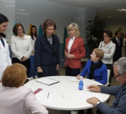 Doña Sofía visitó, entre otras, la sala de psicoestimulación