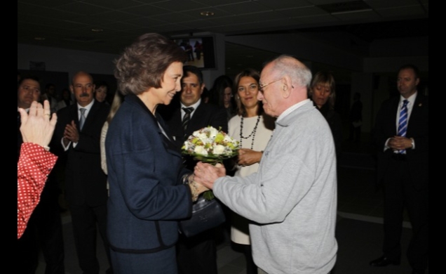 A su llegada al centro, Doña Sofía  recibió un ramo de flores