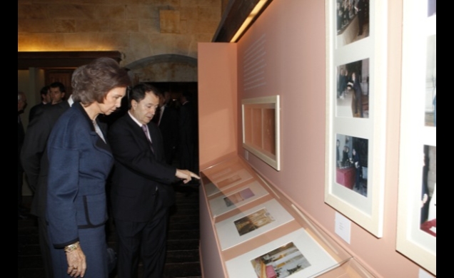 Doña Sofía durante su visita por la exposición