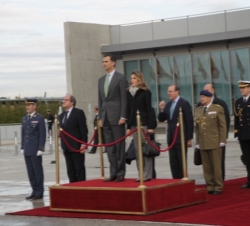 Sus Altezas Reales los Príncipes de Asturias, durante su despedida en el Aeropuerto de Barajas