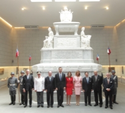 Fotografía de grupo, en la cripta del Monumento del Libertador Bernardo O'Higgins