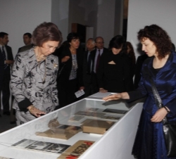 Doña Sofía durante su recorrido por la exposición
