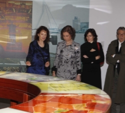 Su Majestad en la exposición de Muntadas