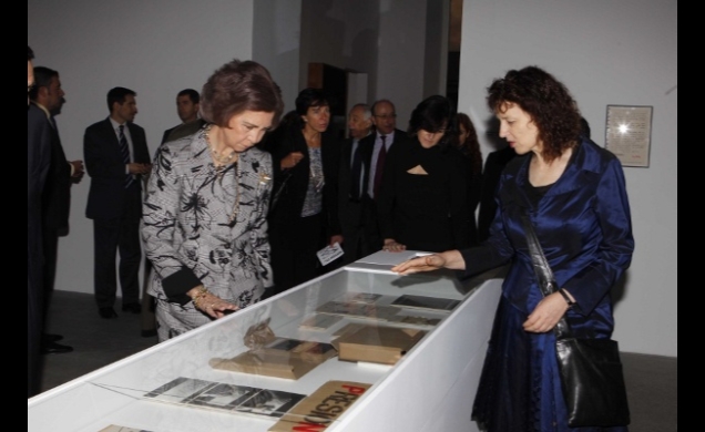 Doña Sofía durante su recorrido por la exposición