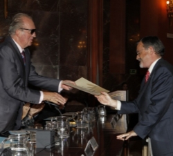 Su Majestad el Rey hace entrega del galardón