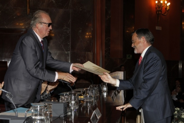 Su Majestad el Rey hace entrega del galardón