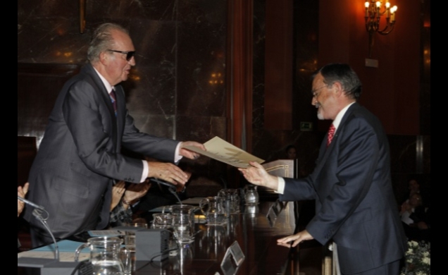 Su Majestad el Rey hace entrega del galardón