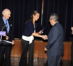 Su Alteza Real la Infanta Doña Elena hace entrega del Premio al presidente de la Fundación MAPFRE