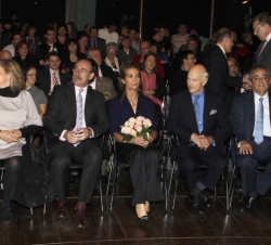 Doña Elena en la primera fila de asientos