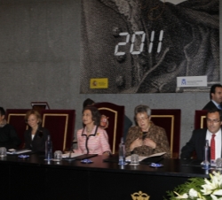 Mesa presidencial del acto