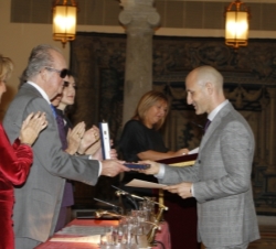 Su Majestad el Rey hace entrega de la Medalla a Modesto Lomba