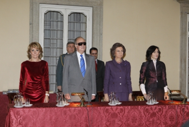Mesa presidencial del acto, durante la interpretación del Himno Nacional