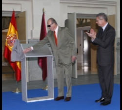 Su Majestad descubre la placa conmemorativa del acto