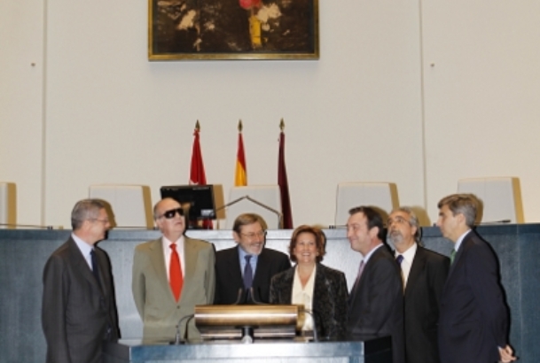 Fotografía de grupo en el interior del Salón de Plenos del Ayuntamiento de Madrid