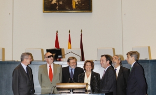 Fotografía de grupo en el interior del Salón de Plenos del Ayuntamiento de Madrid