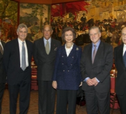 Doña Sofía acompañada por los doctores Samuel Gandy, Richard Mayeux, Valentín Fuster, Paul Greengard y el chairman del Instituto Reina Sofía de Nueva 