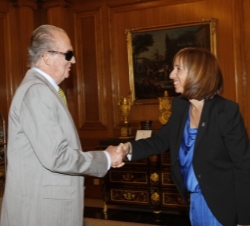 Don Juan Carlos recibe el saludo de la presidenta de la CNSE, Concepción Mª Díaz Robledo