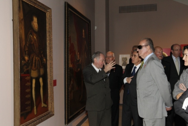 Don Juan Carlos, durante su visita a la exposición