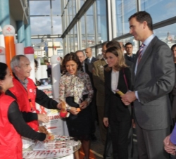 Los Príncipes durante su recorrido por los stands