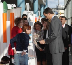 Don Felipe y Doña Letizia durante el recorrido por los stands