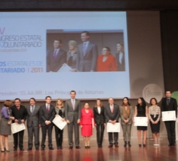 Sus Altezas Reales los Príncipes de Asturias acompañados por los premiados y las autoridades asistentes al acto