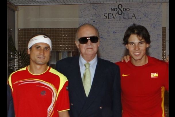 Don Juan Carlos, junto a los representantes españoles que intervienen en la primera jornada, Rafael Nadal y David Ferrer
