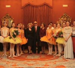 Don Juan Carlos, Doña Sofía y la Sra. Medvédeva, con los artistas