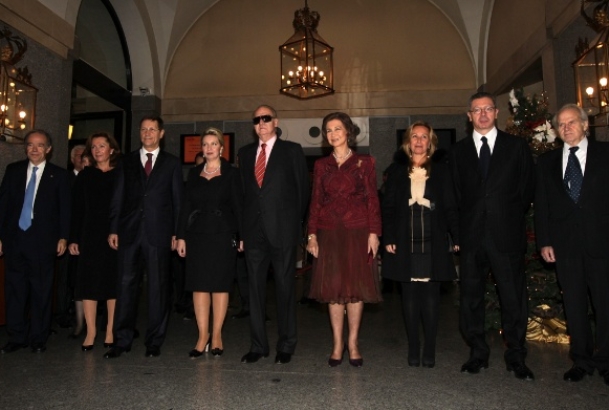 Sus Majestades los Reyes y la esposa del Presidente de la Federación de Rusia, a su llegada al Teatro Real
