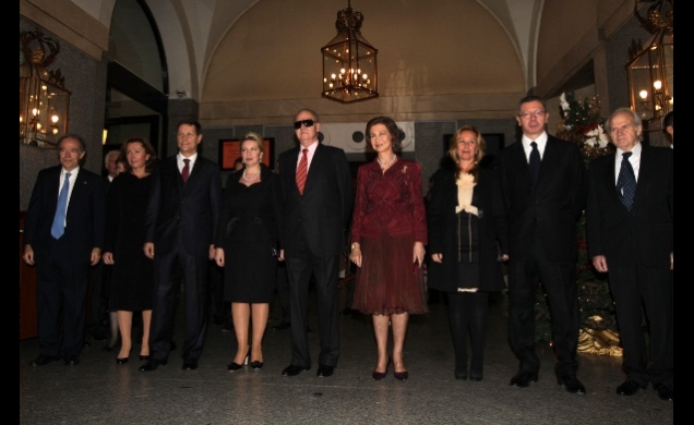 Sus Majestades los Reyes y la esposa del Presidente de la Federación de Rusia, a su llegada al Teatro Real