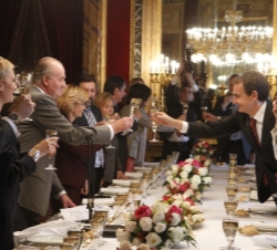 Su Majestad el Rey y el Presidente del Gobierno, brindan durante el almuerzo