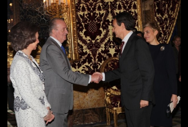 Don Juan Carlos recibe el saludo del Presidente del Gobierno, José Luis Rodríguez Zapatero