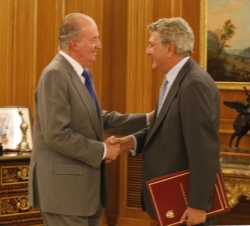 Don Juan Carlos recibe el saludo del presidente del Congreso