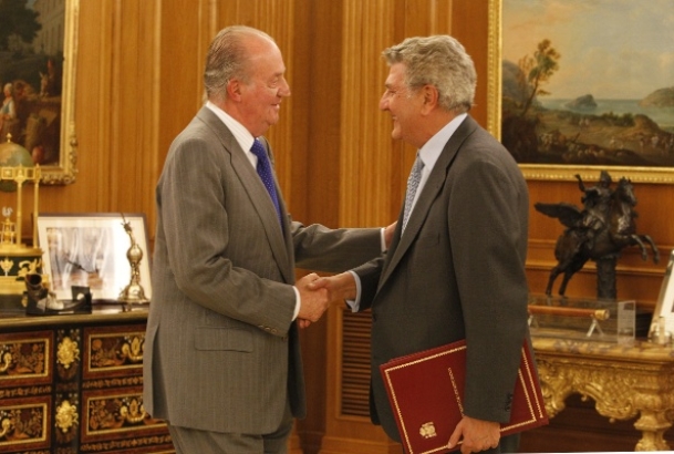 Don Juan Carlos recibe el saludo del presidente del Congreso