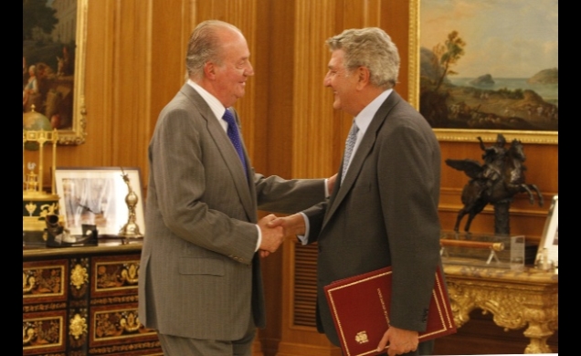 Don Juan Carlos recibe el saludo del presidente del Congreso