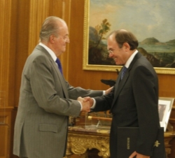 Don Juan Carlos recibe el saludo del presidente del Senado