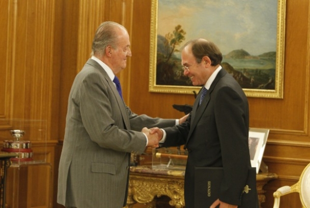 Don Juan Carlos recibe el saludo del presidente del Senado