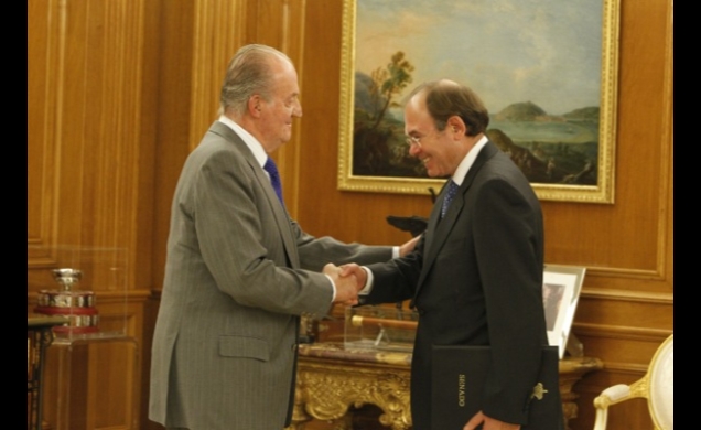 Don Juan Carlos recibe el saludo del presidente del Senado