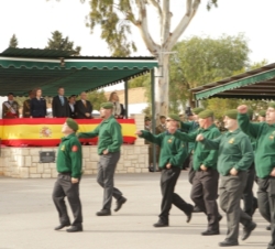 Su Majestad presencia el paso de una unidad de veteranos
