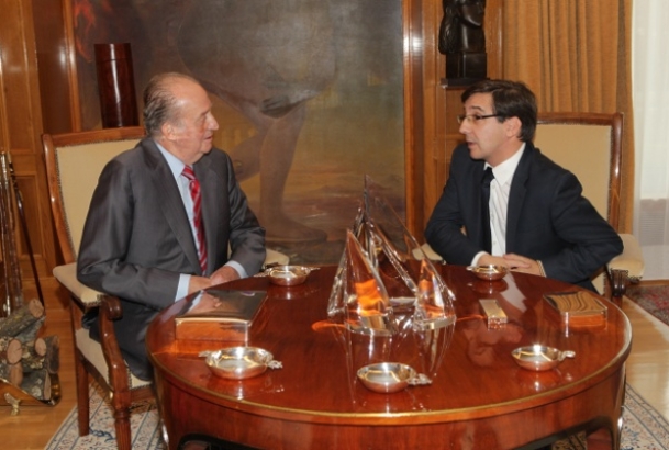 Don Juan Carlos conversa con Carlos Casimiro Salvador Armendáriz, representante de Unión del Pueblo Navarro